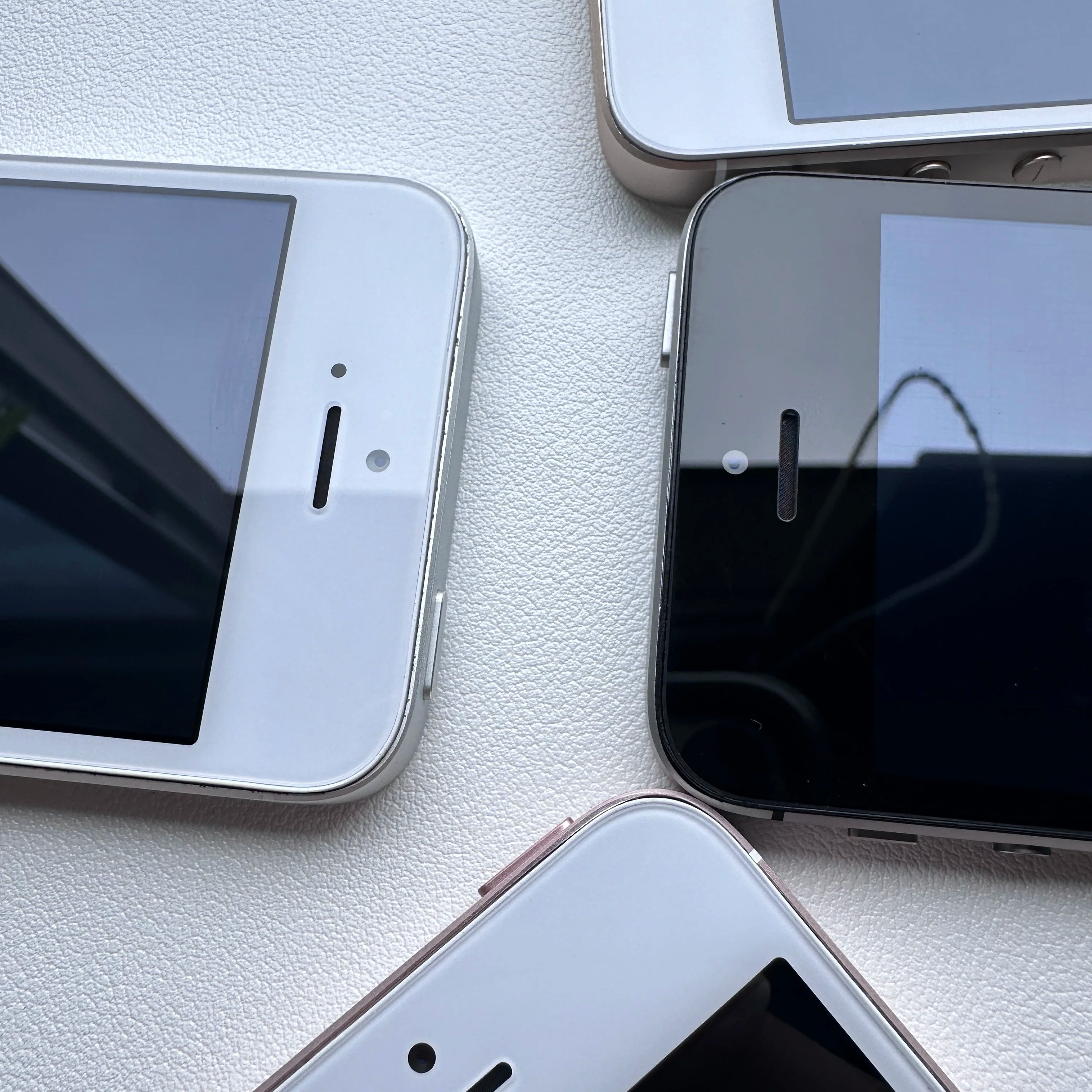 100% teléfono móvil iPhone SE Original 16/32/64/128GB ROM 2GB RAM 4,0 "iOS A9 Touch ID 12MP teléfono inteligente de doble núcleo desbloqueado